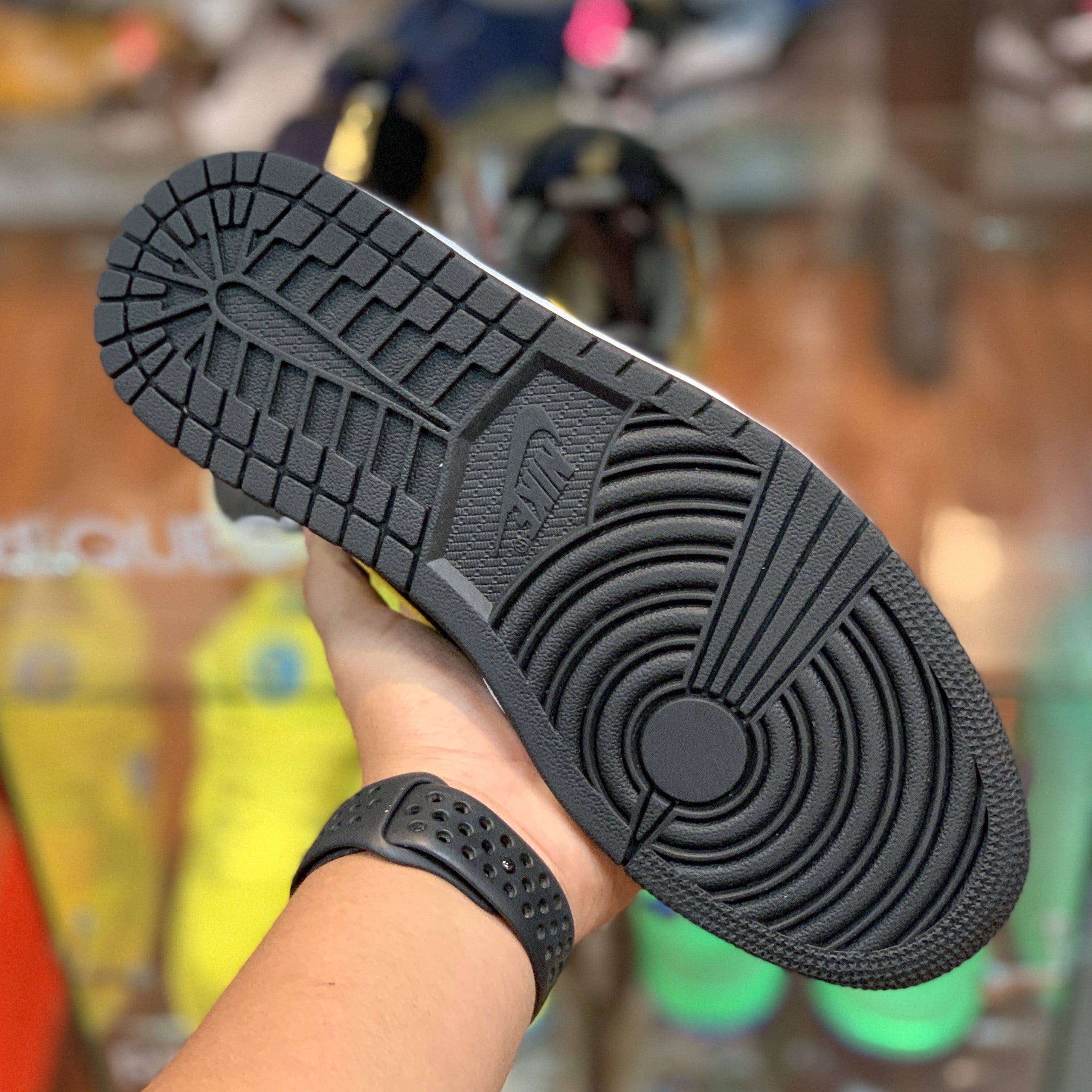 Air Jordan 1 Retro Mid “Reverse New Love”