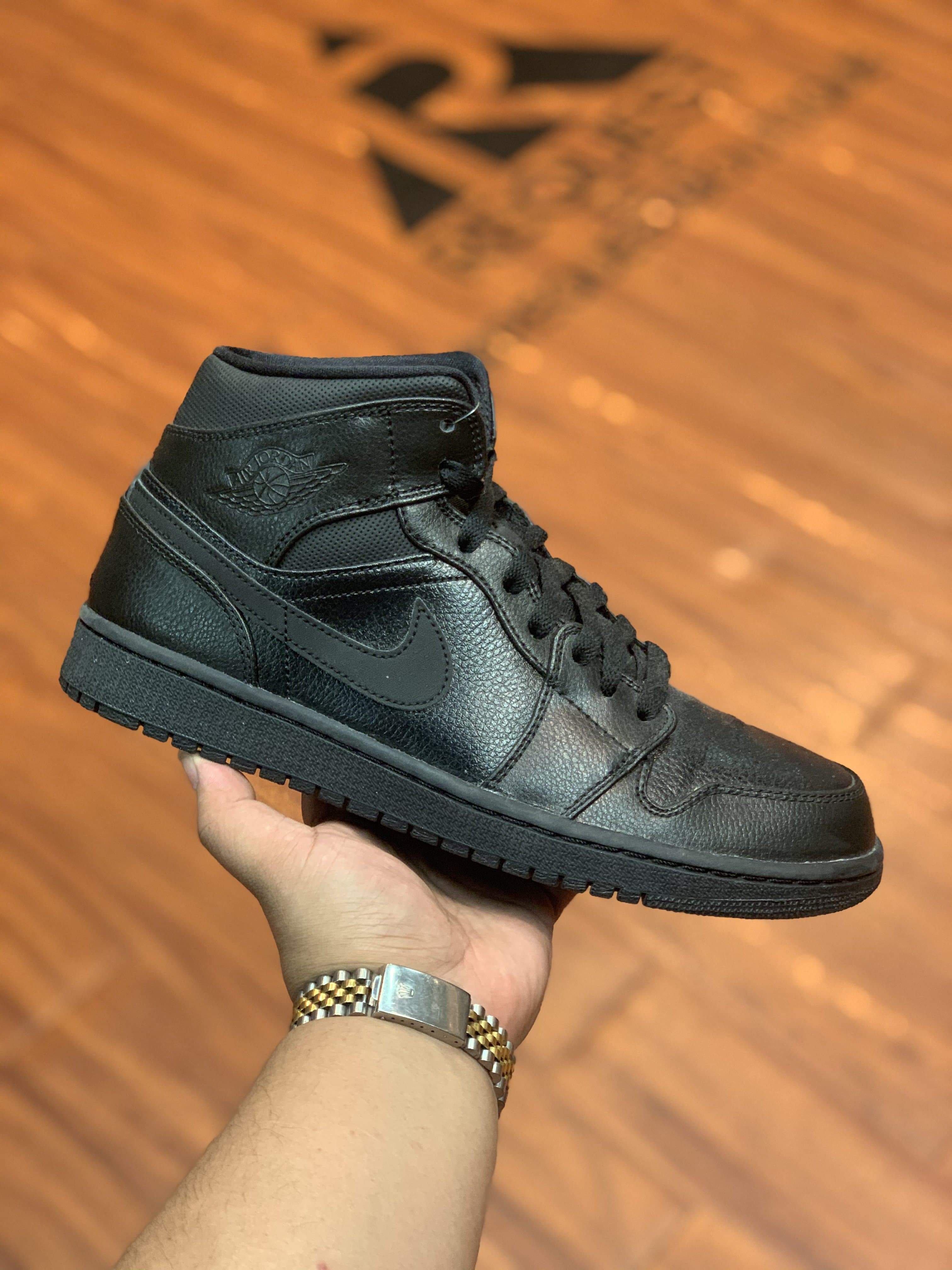 Air Jordan 1 Retro “Triple Black Mid”