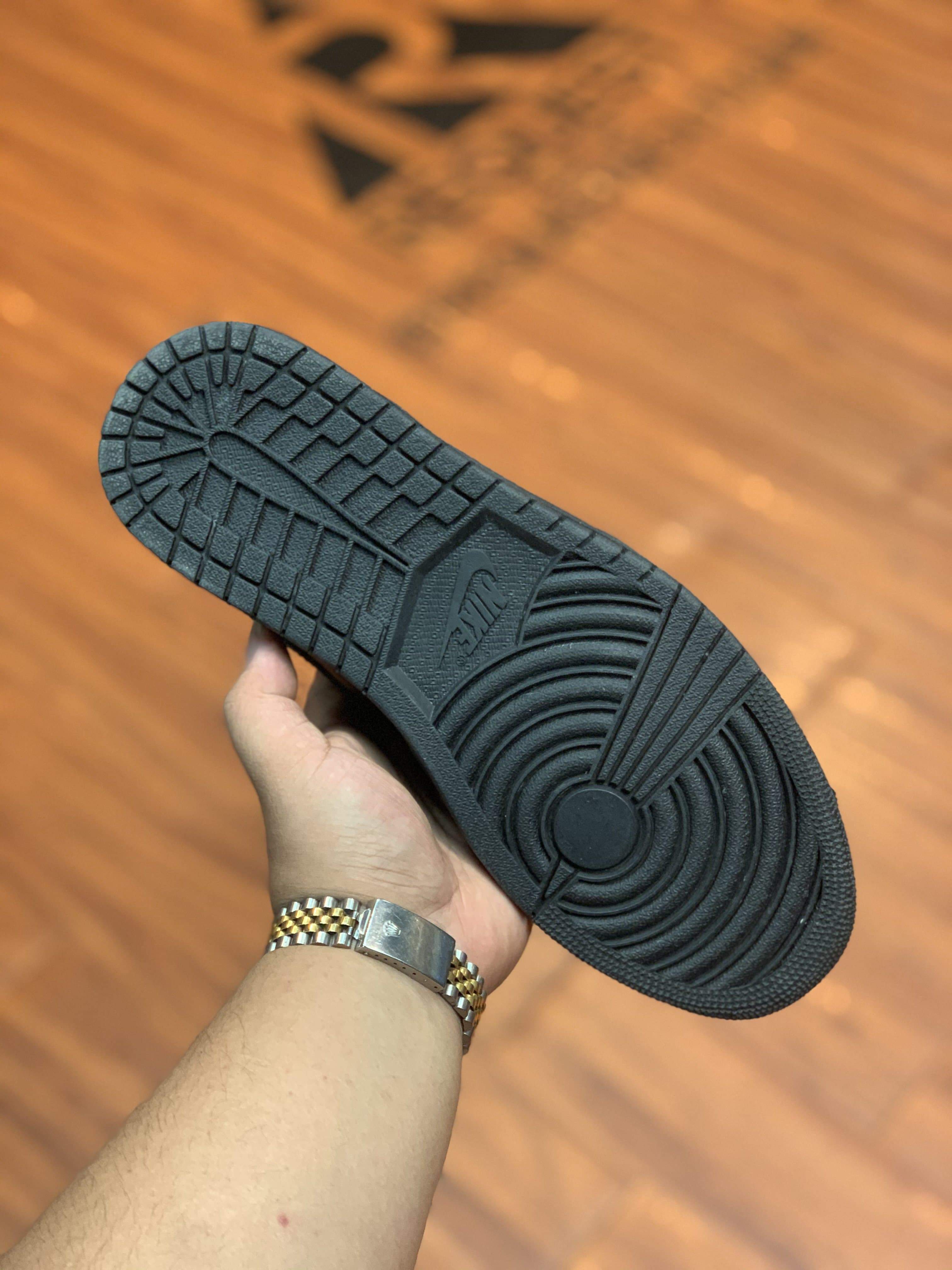 Air Jordan 1 Retro “Triple Black Mid”