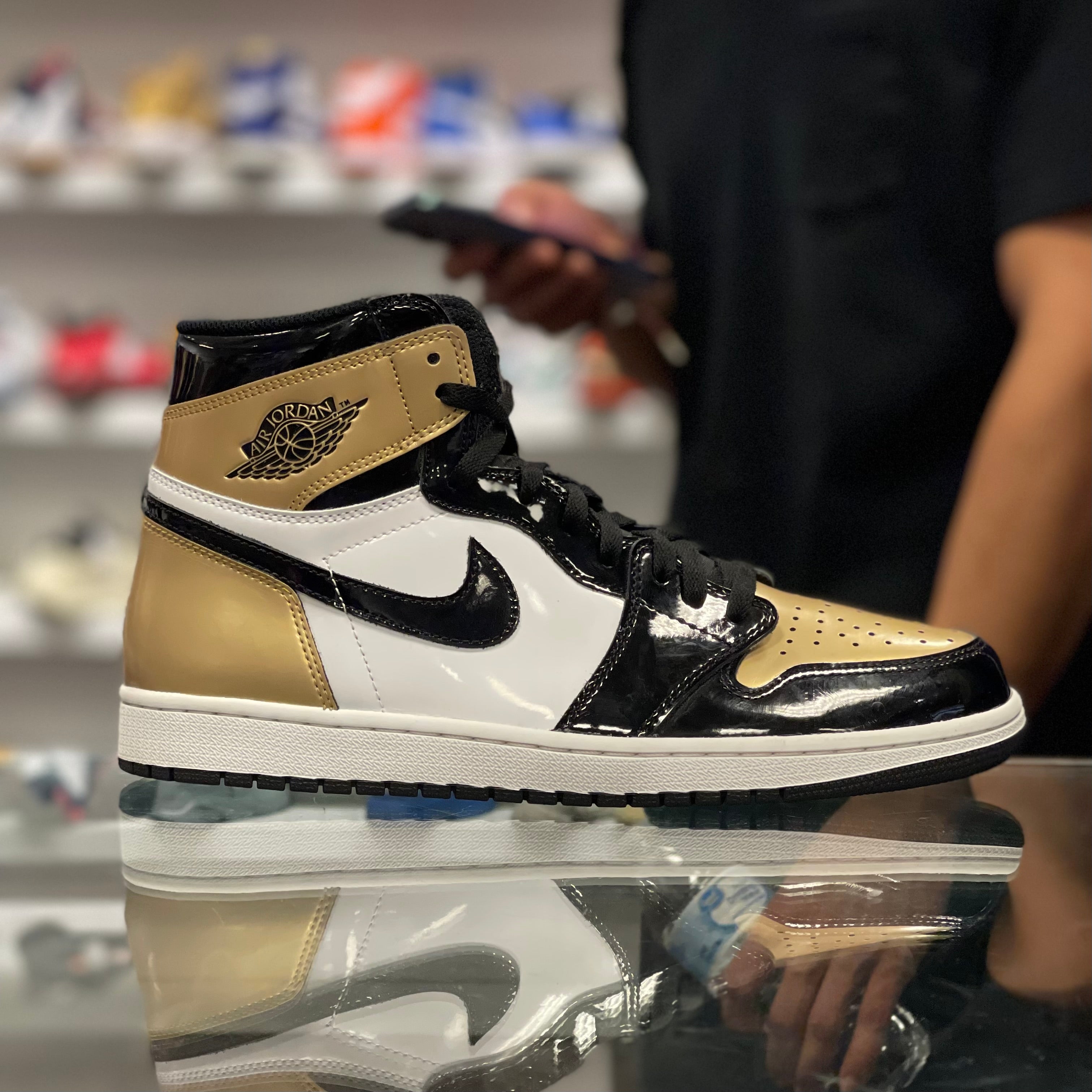 Air Jordan Retro 1 “Gold Top 3”