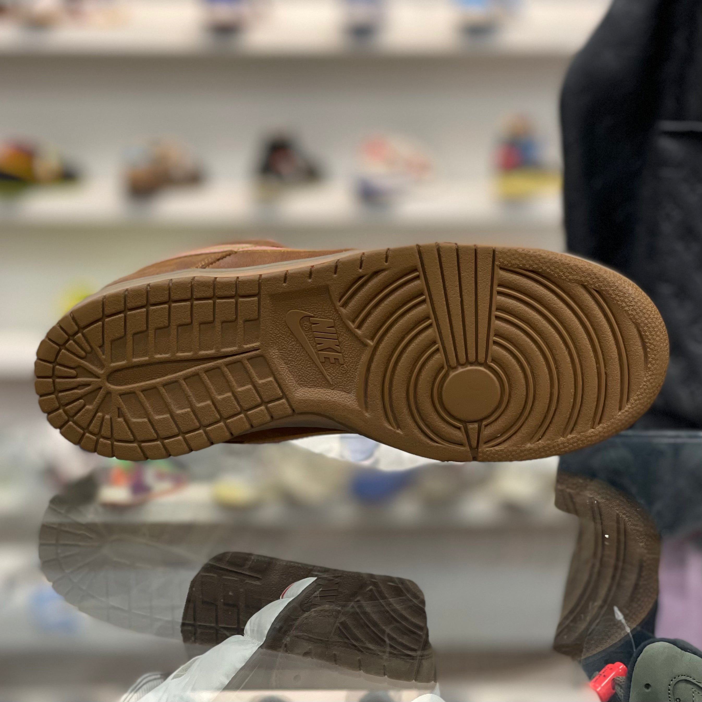 Nike SB Dunk Low “Gibson Guitar Case”