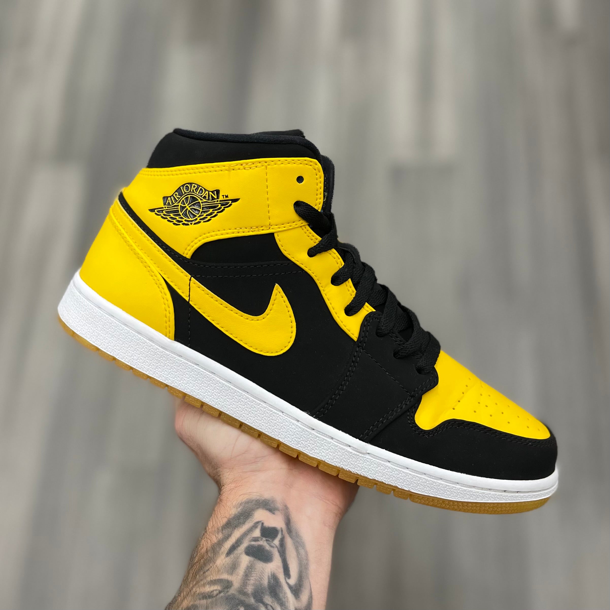 Air Jordan 1 Retro Mid “New Love 2017”