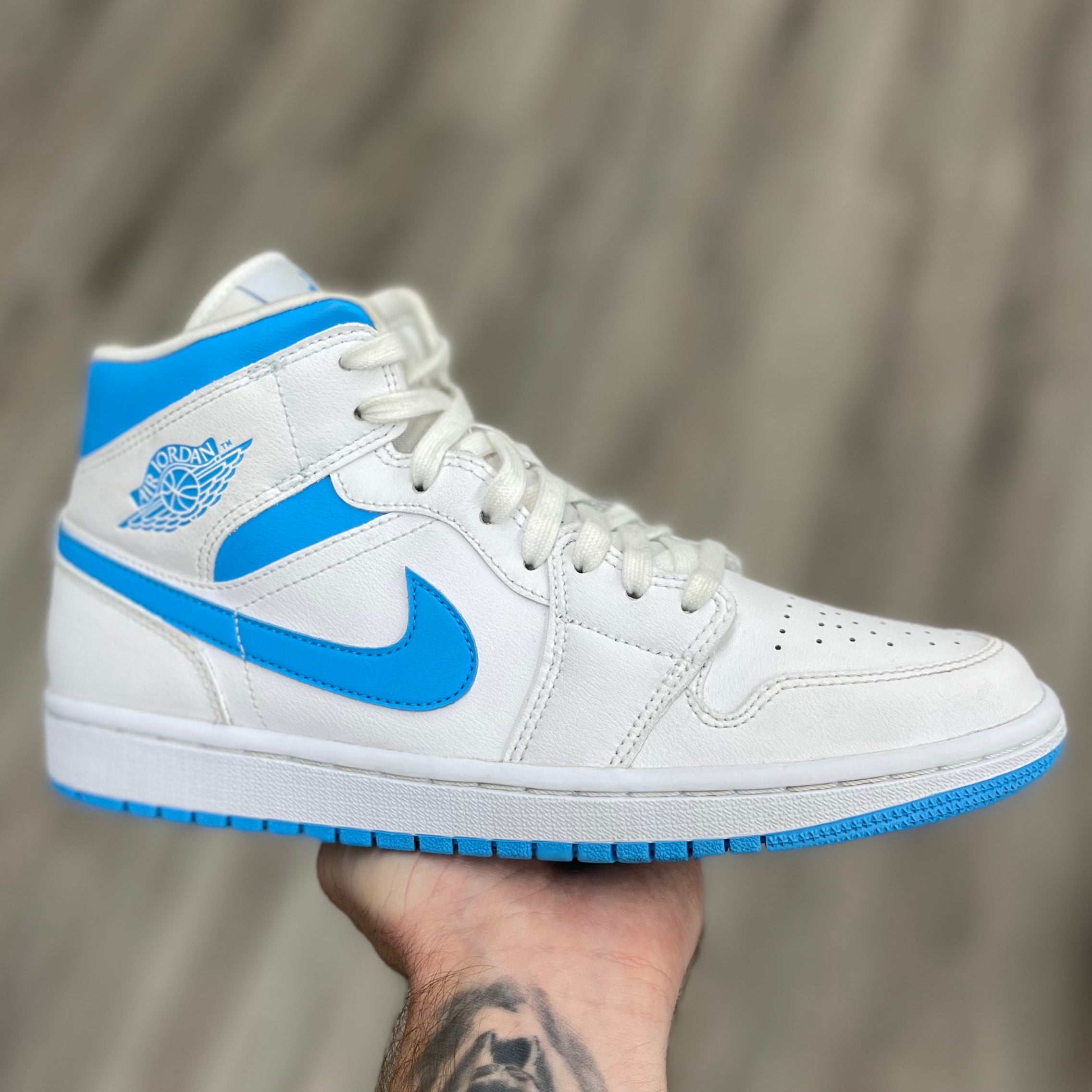 Air Jordan 1 Retro Mid “UNC”
