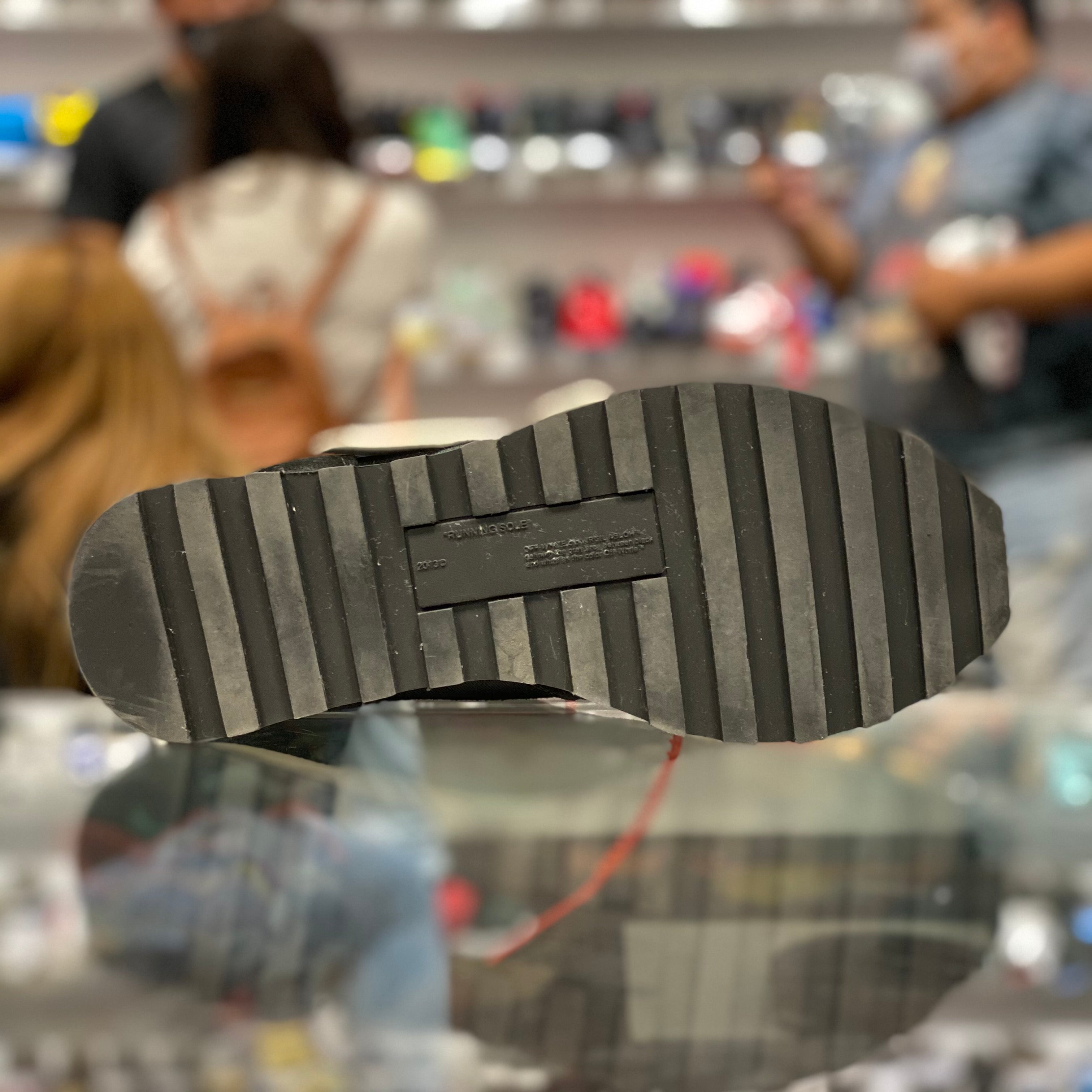 Off-White Runner “Black”