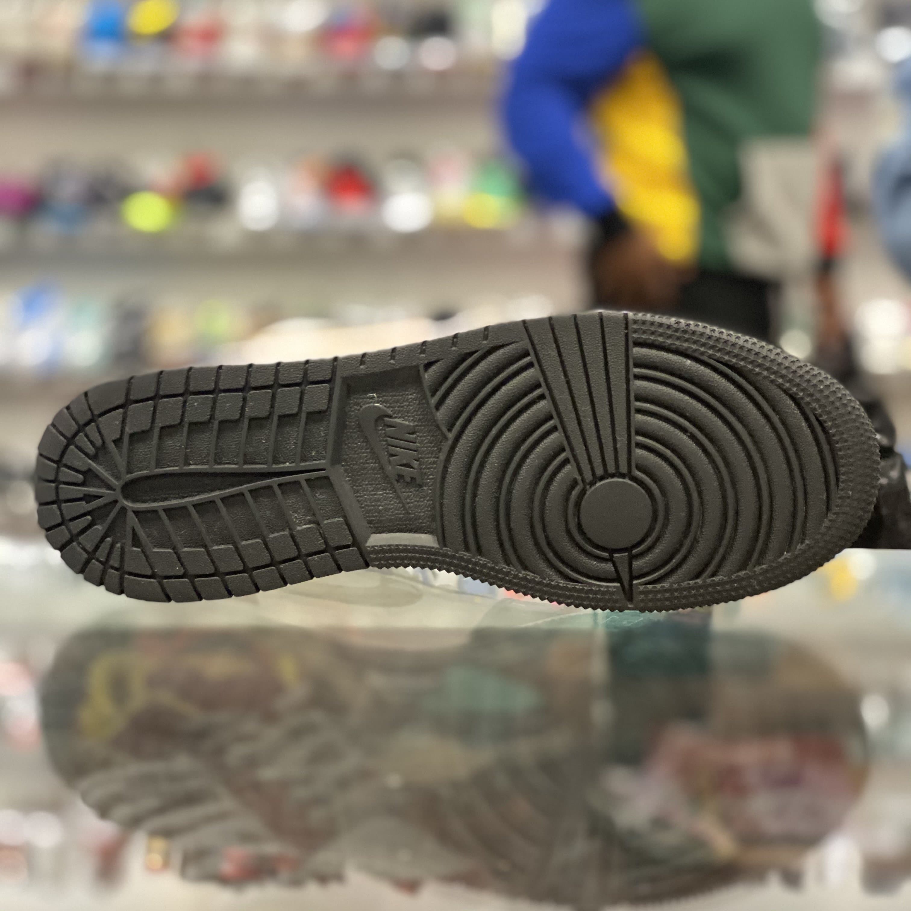 Jordan 1 Mid “Patent Black White Gold”