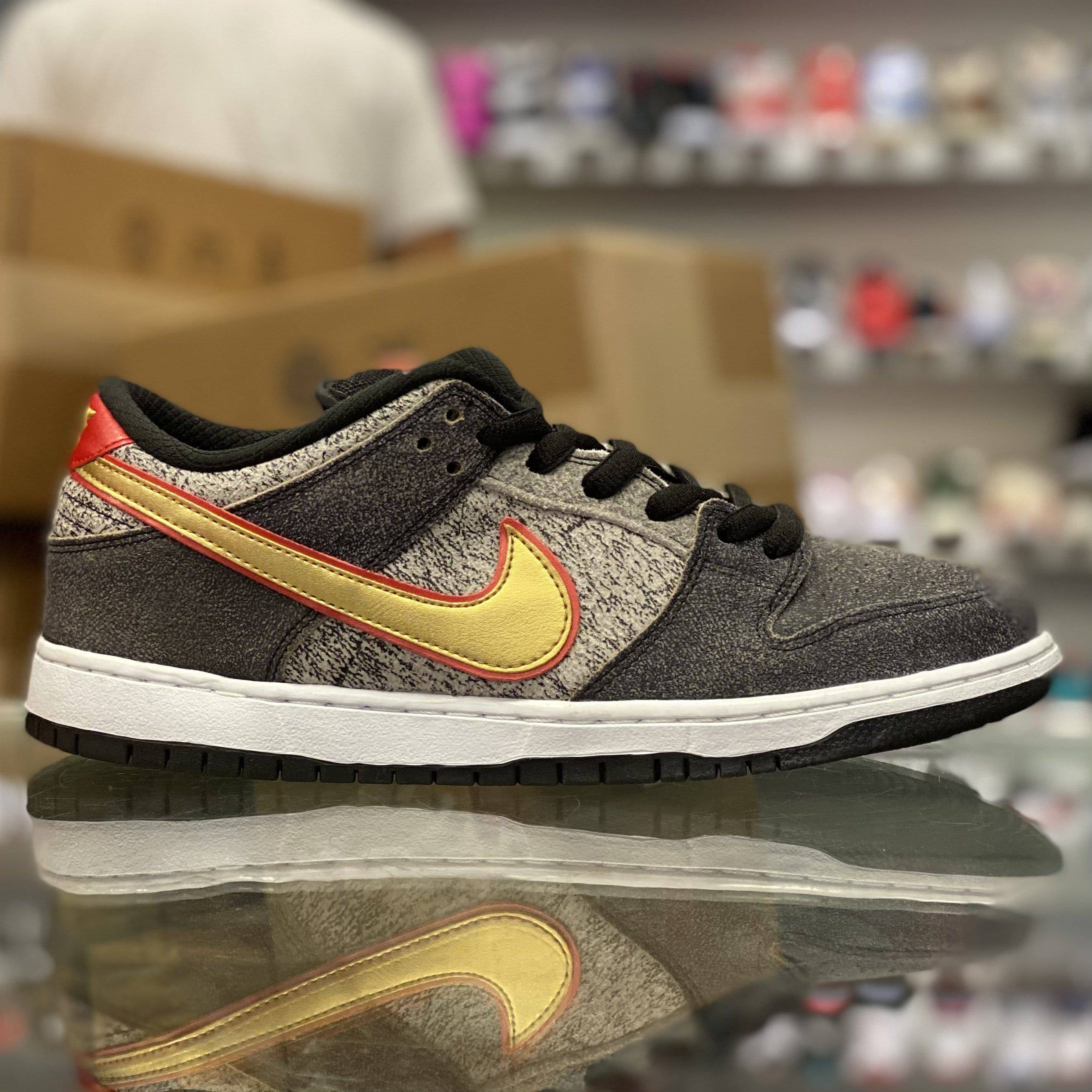 Nike Dunk SB Low “Beijing Metalic”