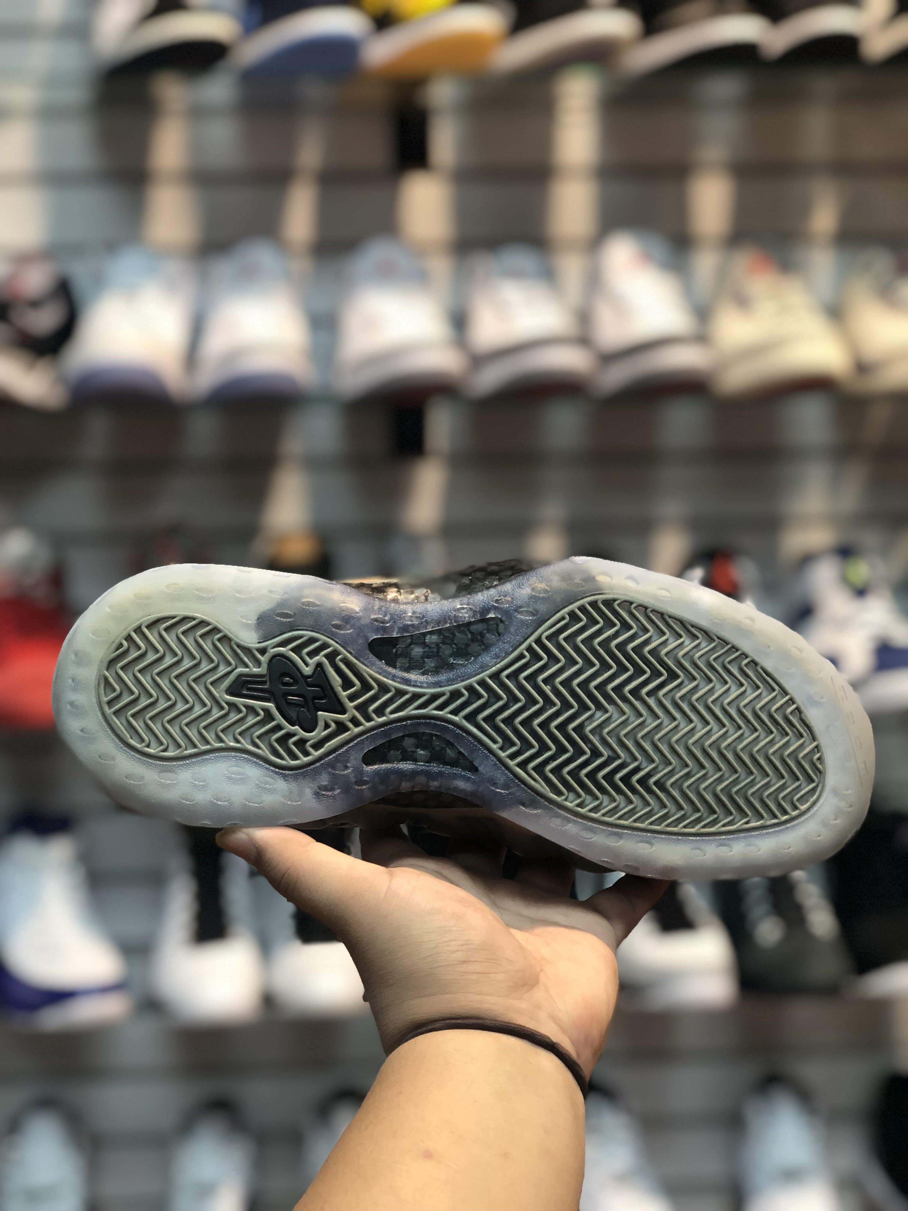 W Air Foamposite One “Iridescent”