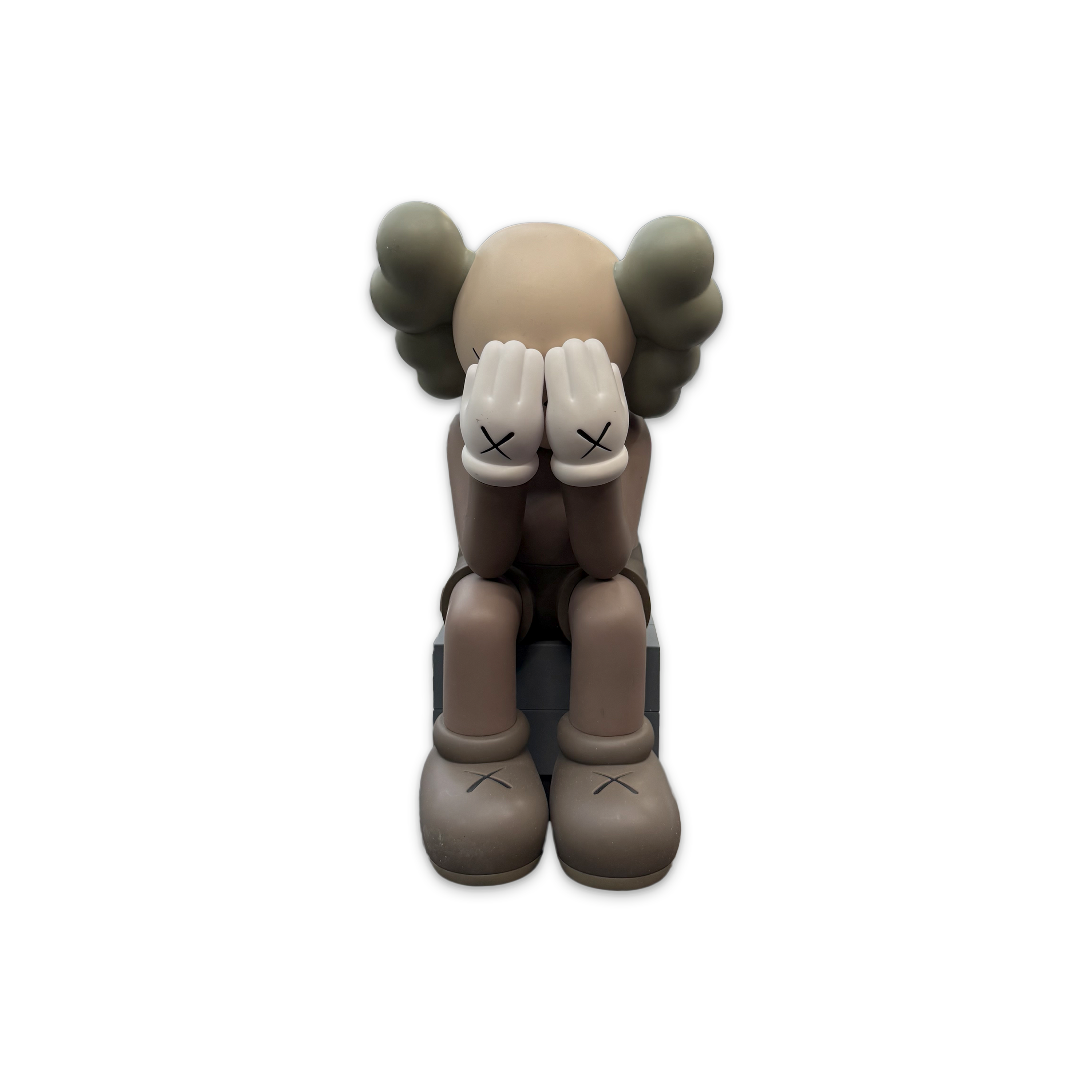 Passing Through Open Edition Vinyl Figure “Brown”