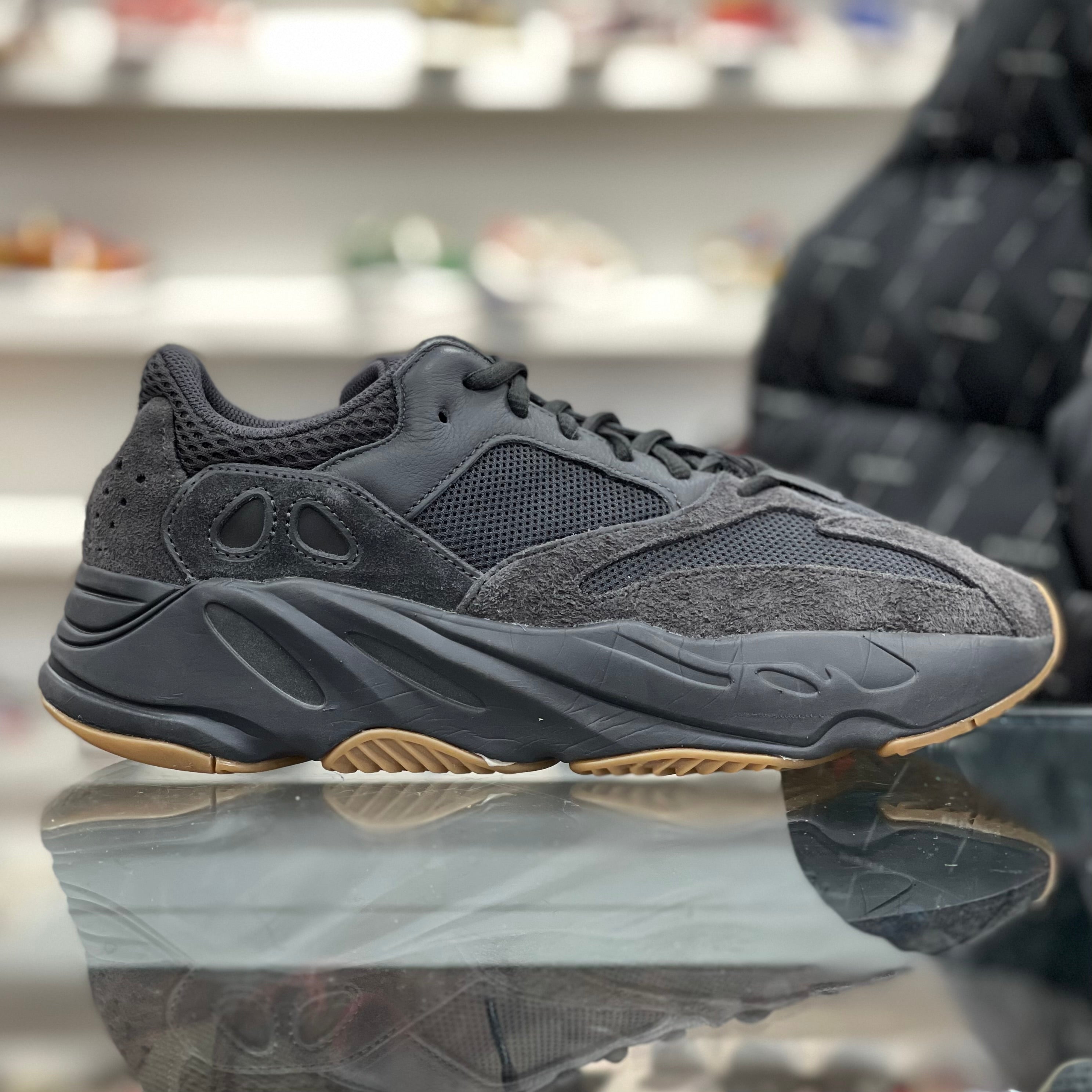 正規店人気YEEZY BOOST 700 UTILITY BLACK FV5304 スニーカー