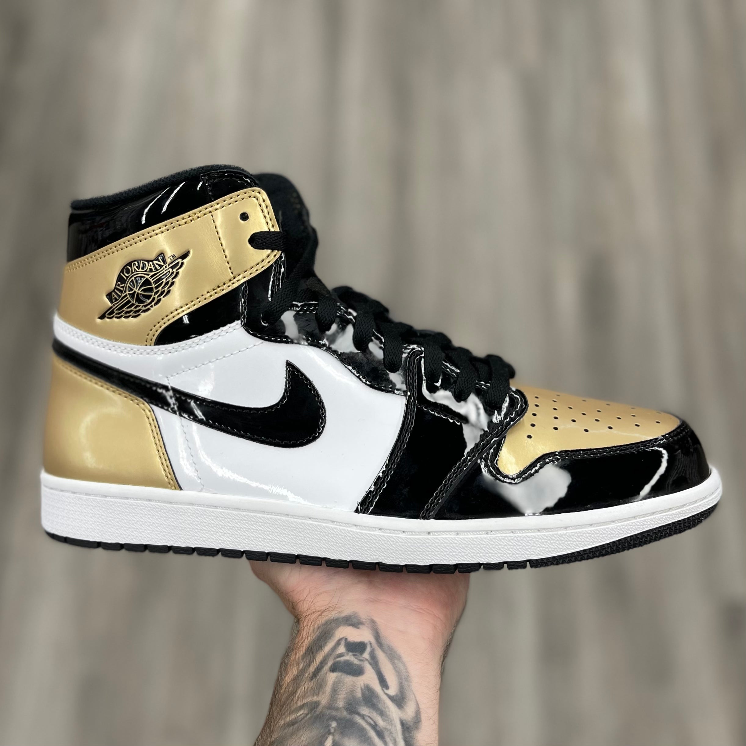 Air jordan 1 gold toe upside down swoosh on sale