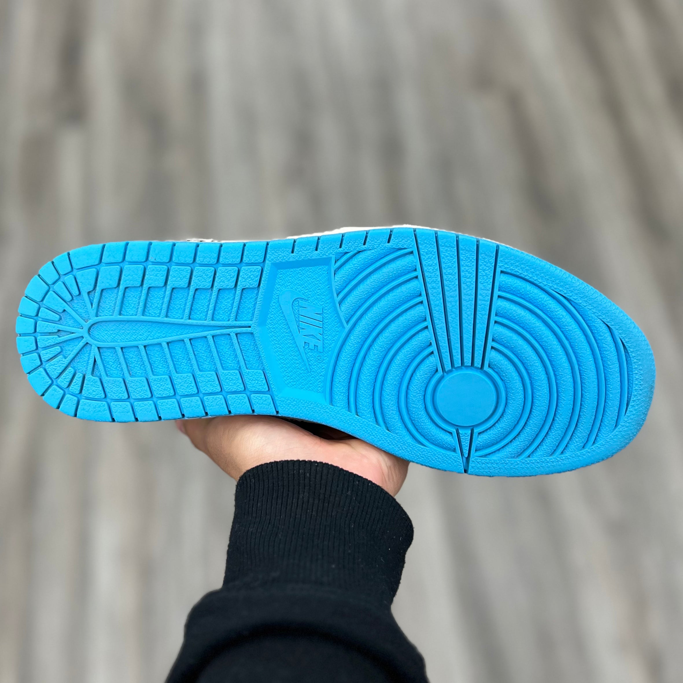 Air Jordan 1 Retro x Off White University Blue UNC