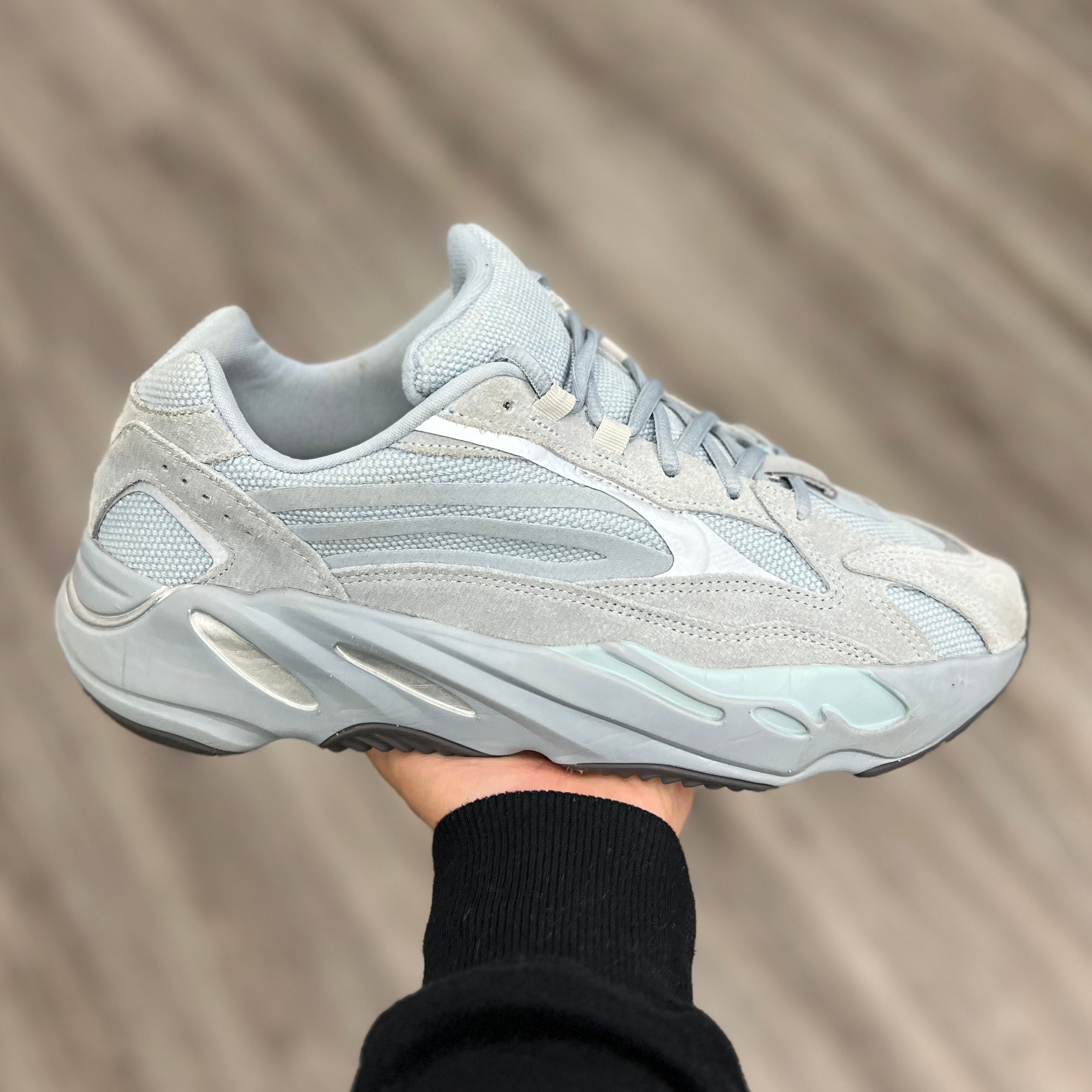 Adidas yeezy 700 v2 2025 hospital blue
